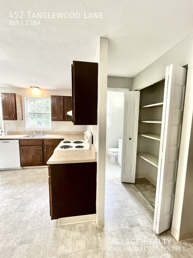 Building Photo - 452 Tanglewood Ln