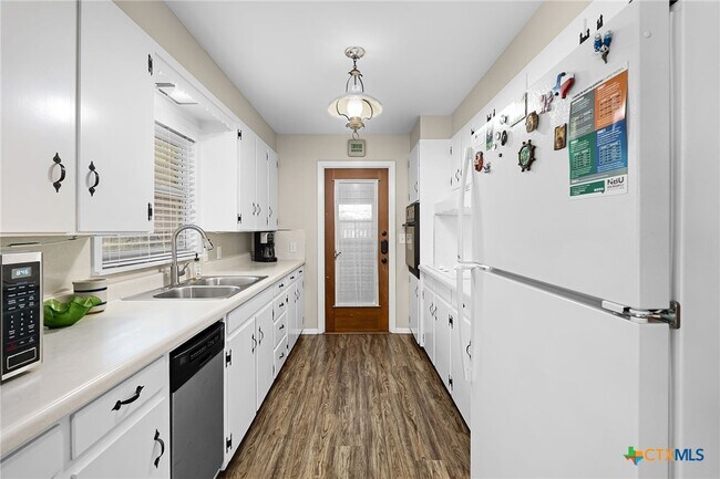 Building Photo - 2052 Gruene Rd