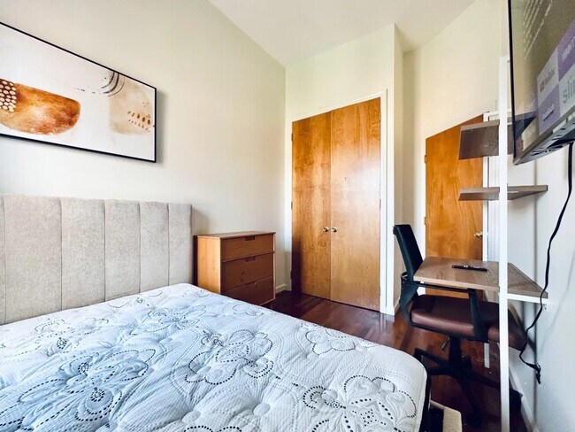 Building Photo - Furnished room/NOT APARTMENT