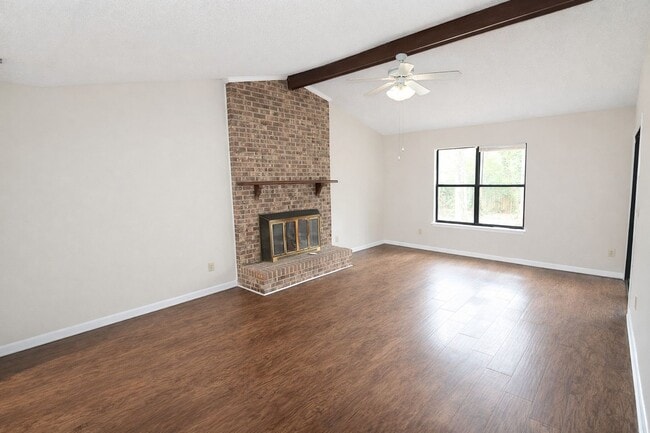 Building Photo - 2 Bedroom Ranch Home W/ Fenced In back yard