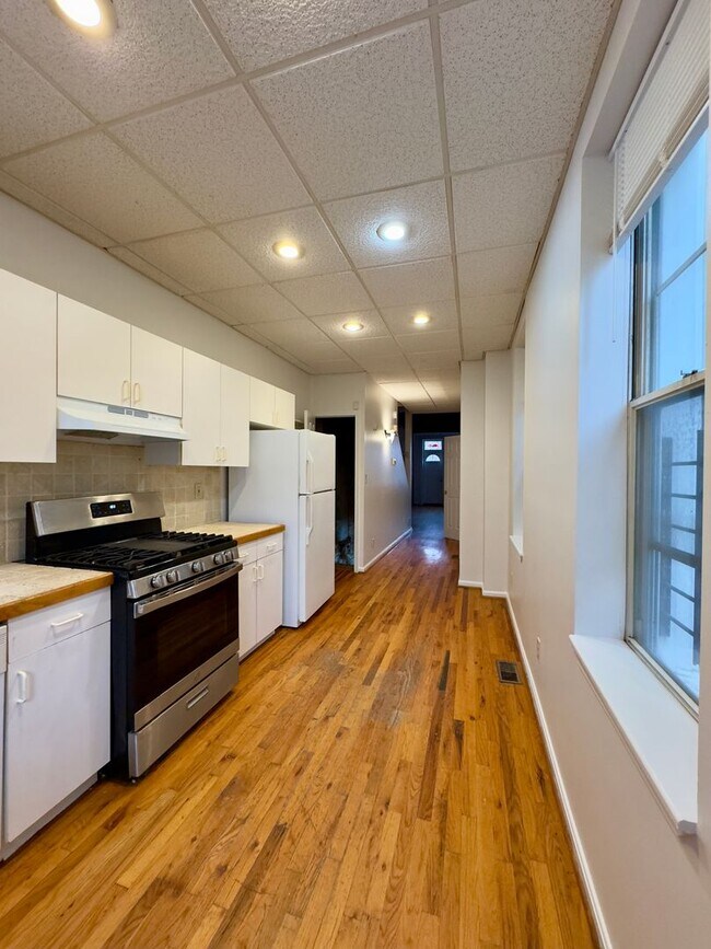 Building Photo - Charming 2-Bedroom Townhome with Modern Co...