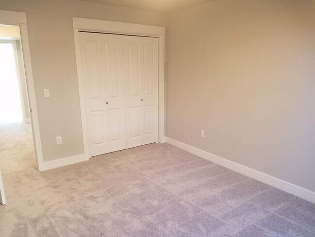 Building Photo - 3052 Golden Acres Dr