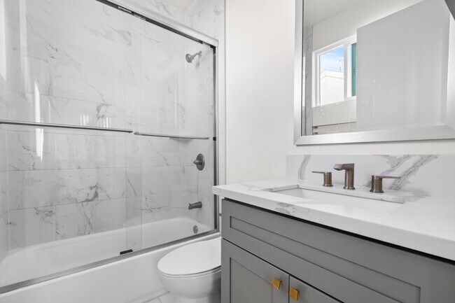 Building Photo - A beautifully designed and renovated 4 bed / 4 1/2 bath townhome located in the desirable Sawtell...