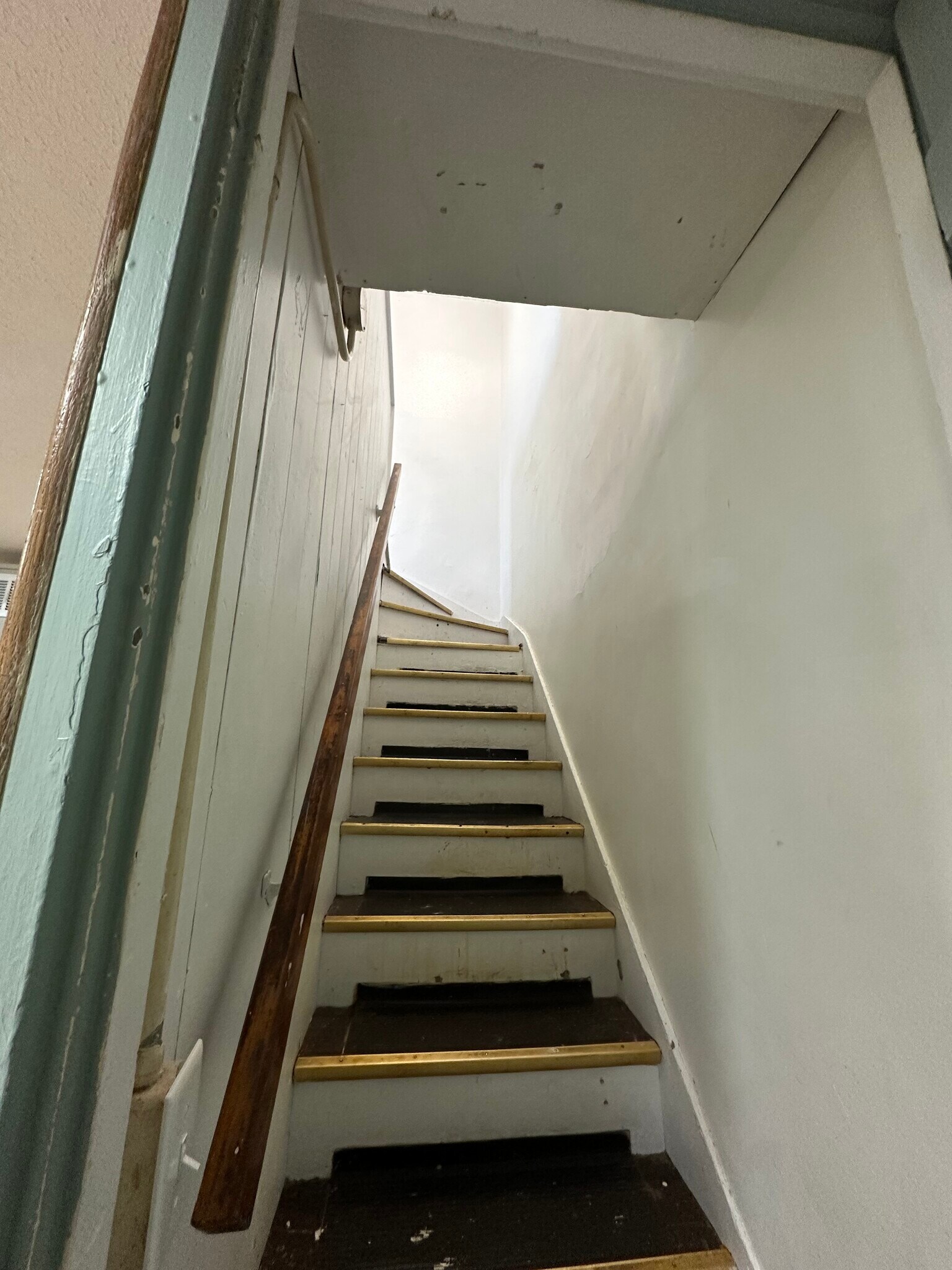 Building Photo - 414 W 7th St