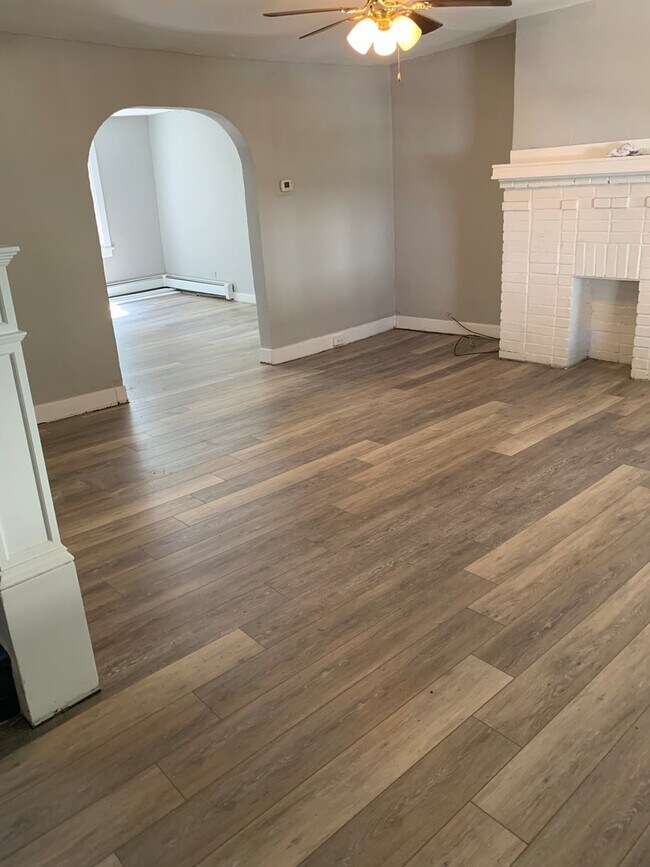 Building Photo - Two Bedroom in Mt Washington with Off-Street Parking!