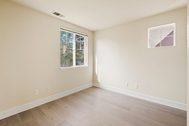 Building Photo - VERSATILE LUXURY LIVING IN RIVERMARK CORNE...