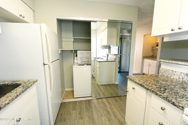 Building Photo - 10200 Belle Rive Blvd