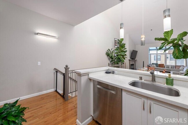 Building Photo - 2075 Sutter St