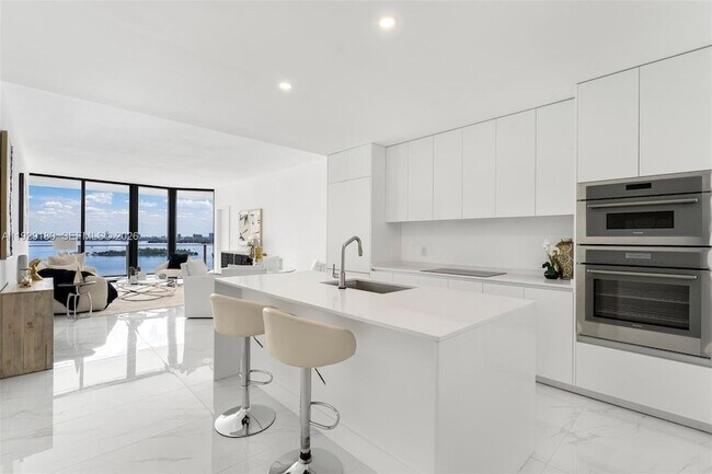 Building Photo - 700 NE 24th St