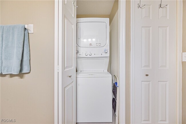 Building Photo - 9185 Celeste Dr