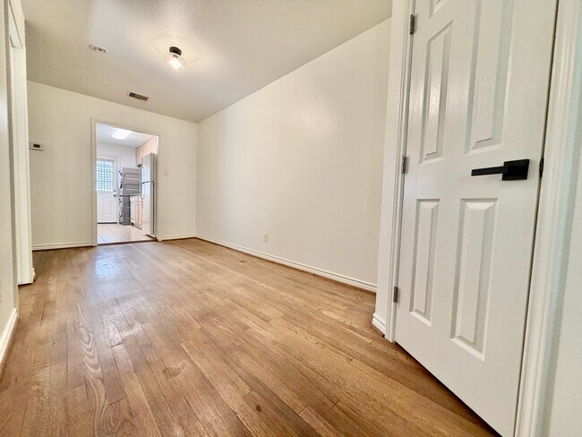 Building Photo - 2126 Banks St