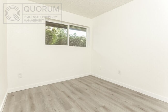 Building Photo - 3 Bed 2 Bathroom Edmonds Condo!