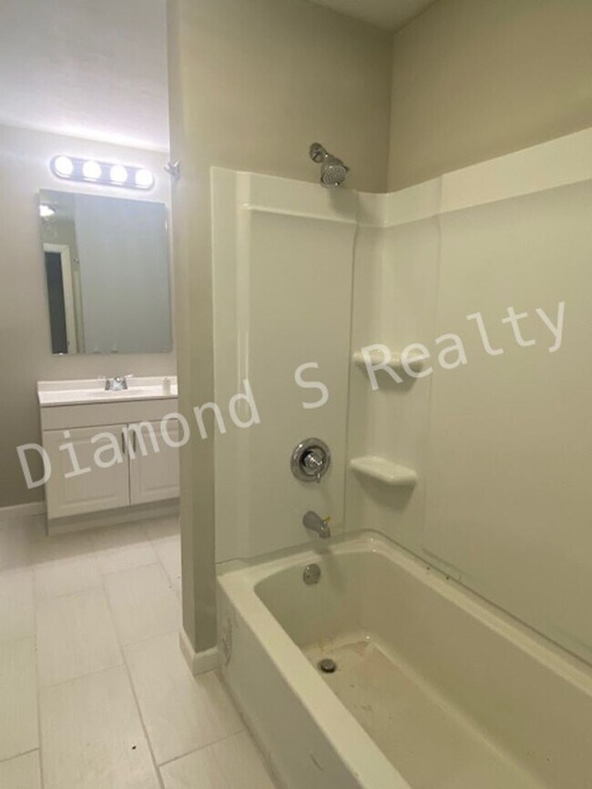 Building Photo - Cute 3-Bedroom Home Located Near Bass Pro!