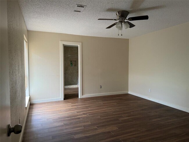 Building Photo - 451 Oakdale Dr