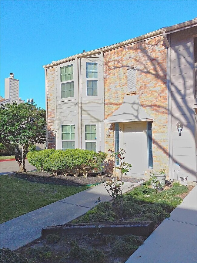 Building Photo - 800 Country Pl Dr