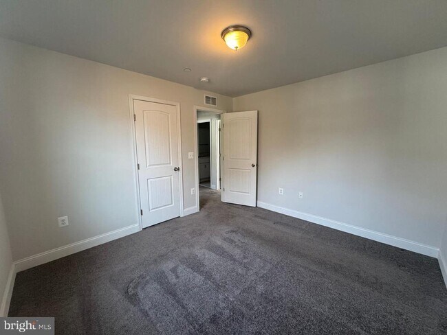 Building Photo - 3541 Oak Dr