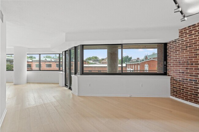 Building Photo - 1015 33rd St NW