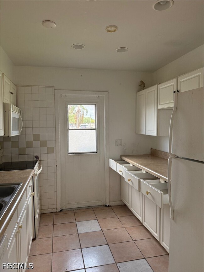 Building Photo - 1131 S Loop Blvd