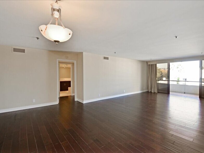 Building Photo - 10660 Wilshire Blvd