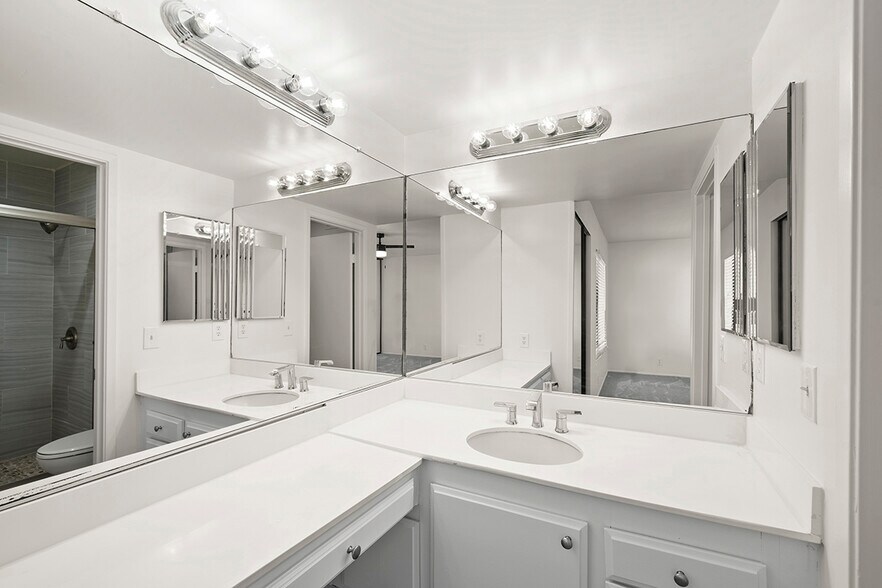 Building Photo - 3216 Caminito Eastbluff