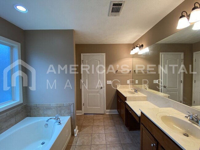 Building Photo - 6253 Sycamore Dr