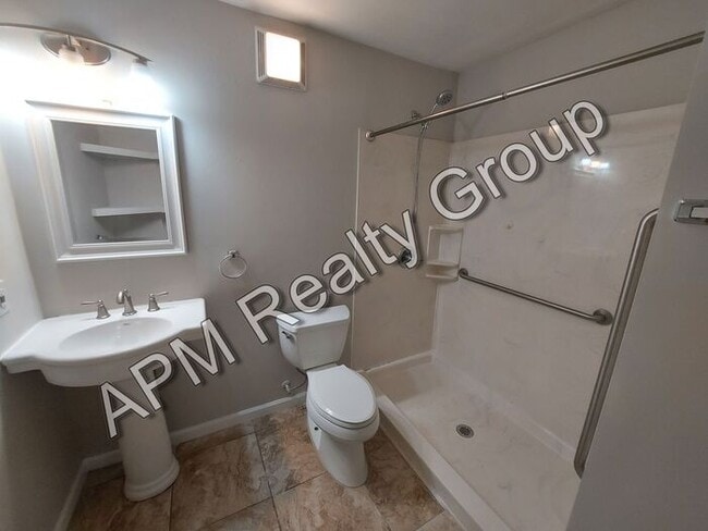 Building Photo - One bedroom in quiet Rosewood