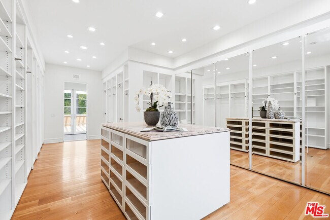 Building Photo - 407 Robert Ln