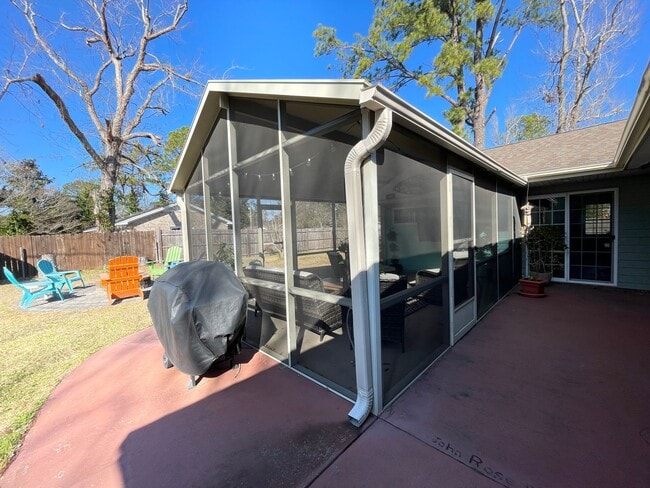 Building Photo - Fall in love with this 4 bedroom/ 2 bathroom single family home!