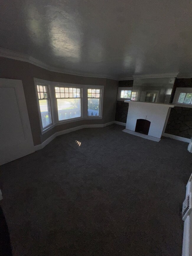 Building Photo - Charming 3-Bedroom Property in Prime Location (SECTION 8 VOUCHERS ACCEPTED)