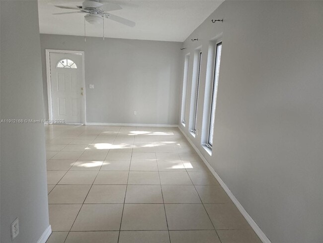 Building Photo - 4830 SW 27th Ave