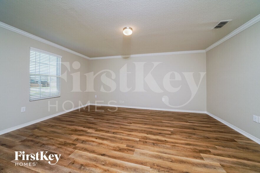 Building Photo - 1505 Vernon Dr