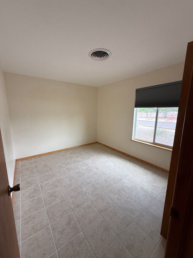 Building Photo - 2719 Topley Ave