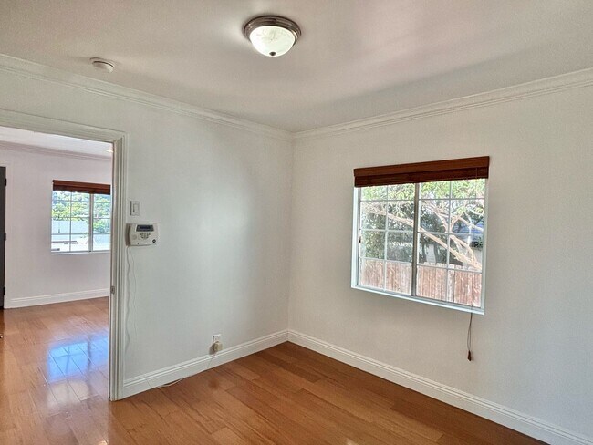 Building Photo - Serene 3bed /2 Bath Craftsman in Heart of ...