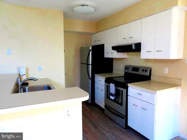 Building Photo - 208 Foxmeadow Dr