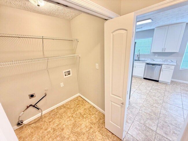 Building Photo - West Knoxville 37932 - 4 bedroom, 2.5 bath home - Contact Tanner Fee (865) 850-5103