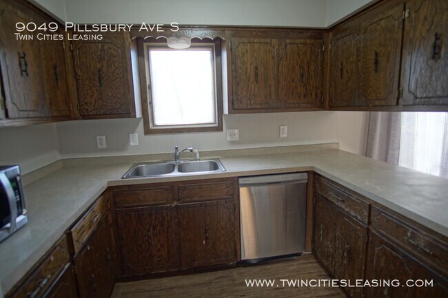 Building Photo - 3 Bedrooms Top Level w/ Full Bath - 2 Car ...