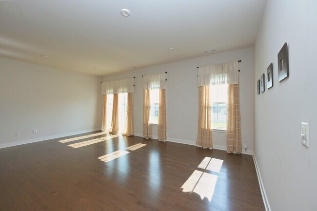 Building Photo - Rent to Own Option - Beautiful, like new 3BR/2.5BA townhouse in Goodlettsville