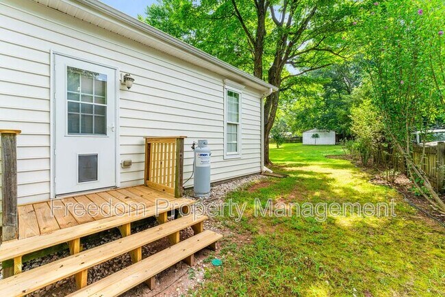 Building Photo - 8513 Thomas Dr