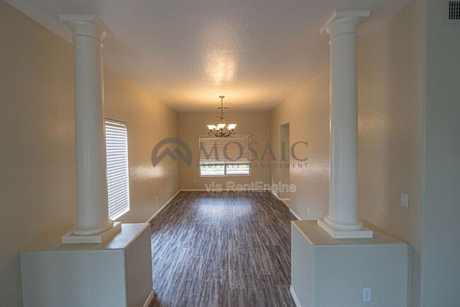 Building Photo - 883 E Powell Way