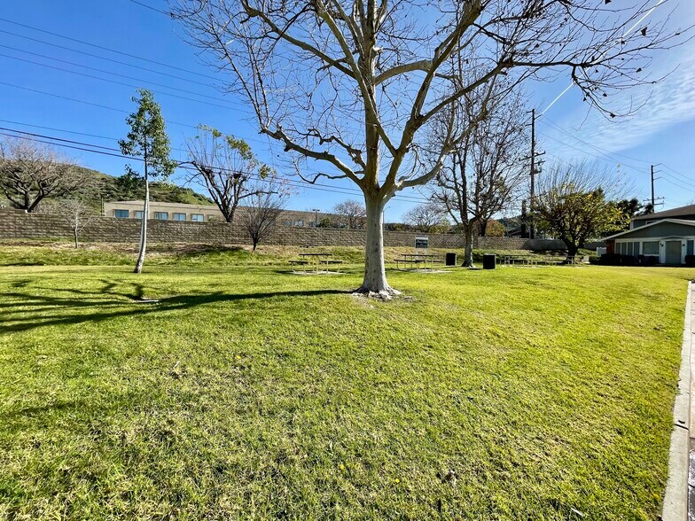 Building Photo - 28164 Robin Ave