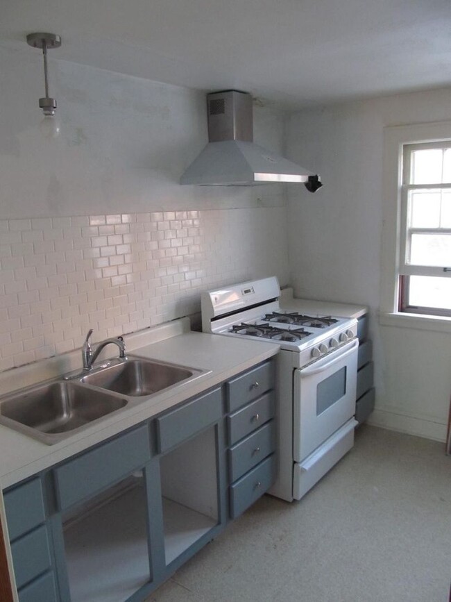 Building Photo - 741 Albert