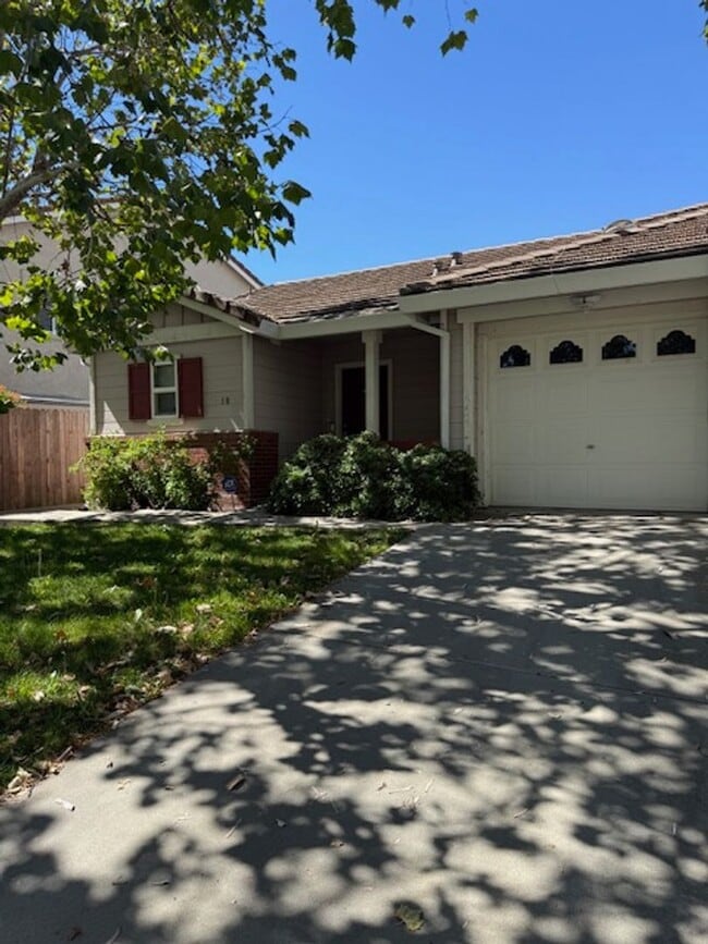 Building Photo - Single Story Halfplex in Natomas
