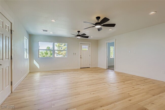 Building Photo - 663 D