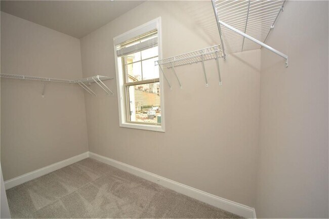 Building Photo - 2170 Manor Pointe Dr