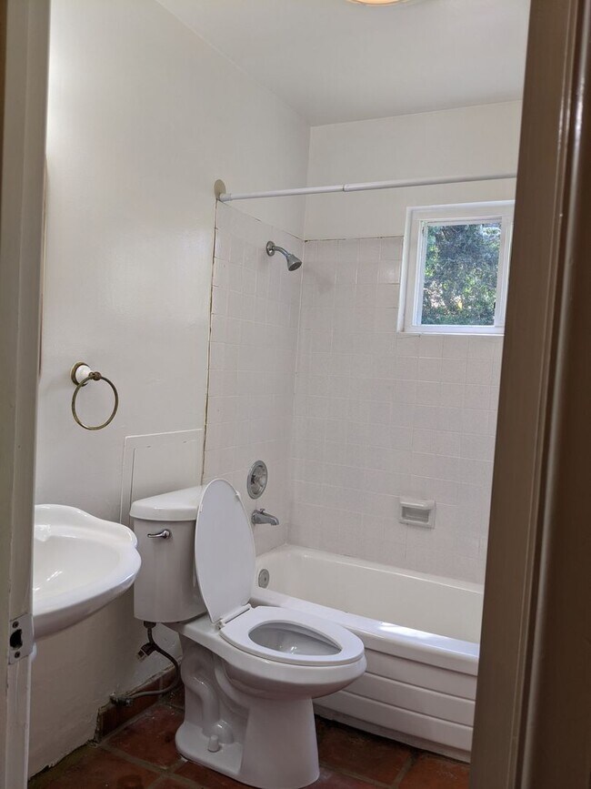 Building Photo - 4 BEDROOM 2 BATH ON CUL-DE-SAC AND LARGE YARD!