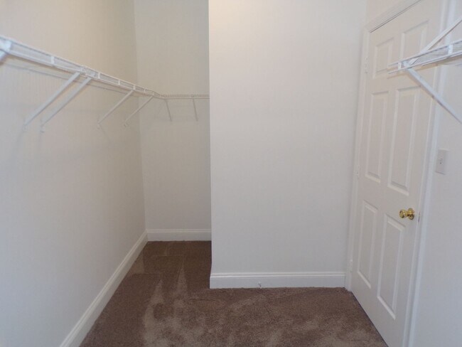 Building Photo - Odenton, 3 level twhs, end unit, Master su...