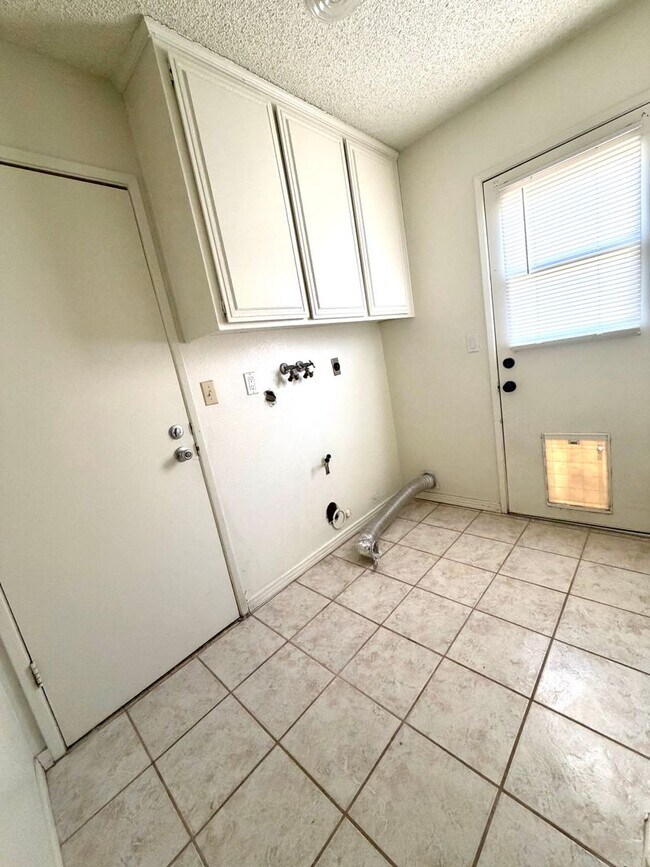 Building Photo - 4 Bedroom, 3 Bathroom with Office Near National Park