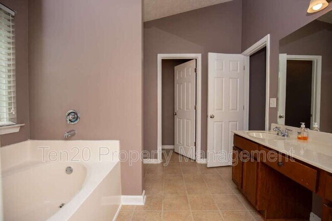 Building Photo - 6 Woodmere Ct