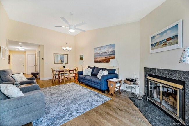 Building Photo - 2555 Youngs Ave