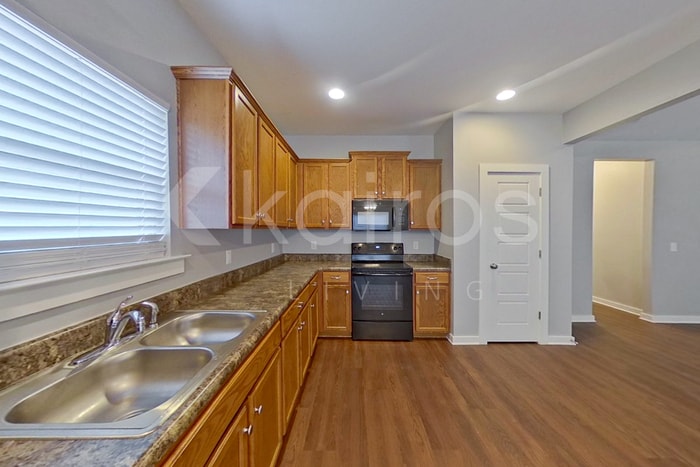 Building Photo - 1389 Old Rd